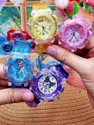 #三丽鸥 儿童发光手表 真的太好看了 哪个小女生拒绝的了啊 有库洛米 爱莎公主 美乐蒂 轻轻一按就发光 还能看时间 走时精准 孩子收到爱不释手#儿童手表 #女孩玩具 #发光手表 #儿童玩具