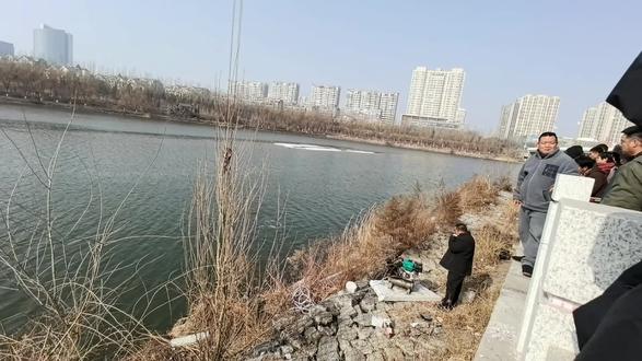 车开河里了人应该没事