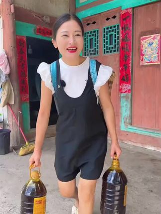 家人们,一年一季的新菜籽油出来了,喜欢的朋友拍一桶回去尝尝哈。#菜籽油