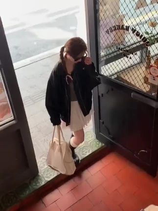 #好物推荐 黑色皮衣外套女2025年秋季新款复古夹克外套女宽松廓形设计高级感#皮衣外套 #黑色皮衣外套 #复古夹克外套