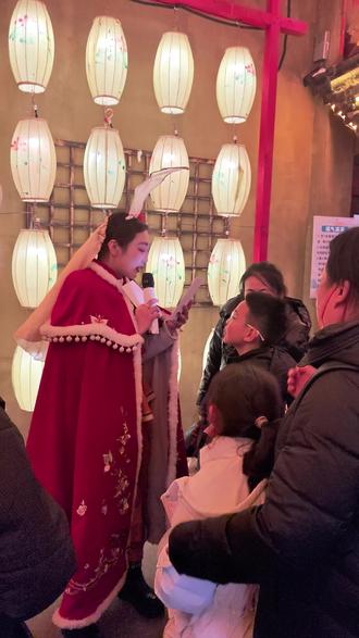 今日脑筋急转弯“一只雀飞上桌,捏尾巴跳下河”打一两字物品#npc#NPC互动#黑风关古镇#脑筋急转弯