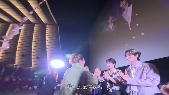 哲旭:这次没有穿古装~好荣幸被记得
曼谷是真没办法戏服cos了,求个香港场吧🙏🏻🙏🏻#旭金 #张哲旭 #弭金