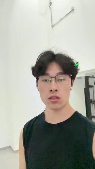 关于领克自动大灯语音关闭问题,最近网上也有很多讨论,其实很多车都是可以在D档语音关闭的,那么穆军也是第一时间承认了这个问题并解决了!不过还有一个小问题大家要注意,如果晚上你停车挂着P档在车里玩,或者充电的时候关掉了自动大灯,行驶的时候需要自己打开,这样他是不会自己打开大灯的!#领克 #领克08emp#真实生活分享计划 #语音关闭自动大灯