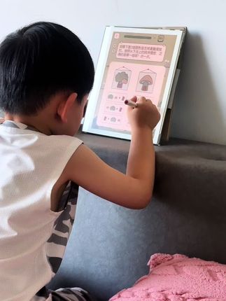 小班的小朋友,做思维训练题#专注力 #专注力培养 #幼儿启蒙 #小猿学练机 #思维训练