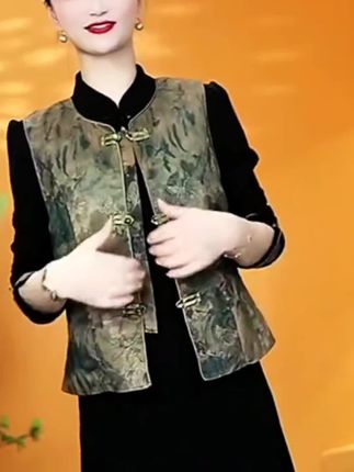 三四段马甲连衣裙两件套。洋气时尚。白搭漂亮。样子好看。#新款时尚女装 #高端大气 #宽松有范 #面料舒适透气 #婆婆妈妈装 ′