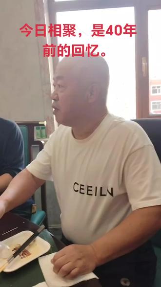 同学聚在一起喝酒嗨起来 。