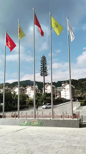 北回归线
位于云南省墨江县,是太阳直射点在地球上最北的界线,大约在北纬23°26′(一般可估算为23.5°)的地方。
北回归线的纬度值为黄赤交角,黄赤交角决定了太阳直射点回归运动的范围,即南北回归线的纬度,也决定了地球上五带的范围。所以,黄赤交角是地球上“四季”变化和“五带”区分的根本原因。
每年夏至日正午。太阳垂直照射北回归线,此时在北回归线就出现“立杆无影”神奇景观。
我们知道,月球围绕地球转动,地球在自转同时带着月球围绕太阳公转。太阳、地球、月球三者在天上位置不断变化。当它们走到接近一条直线上时,就会产生日月食天文现象。地球在三者中间,挡住了月球的阳光会产生月食,月球在三者之间挡住了地球部分地区的阳光会产生日食。