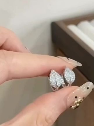 #配饰分享 #耳钉控 #时尚首饰 #树叶耳环 #耳环搭配