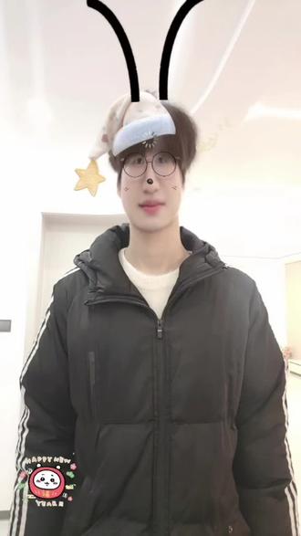 月儿在手中开呀花儿笑#手势舞 #情侣转场视频