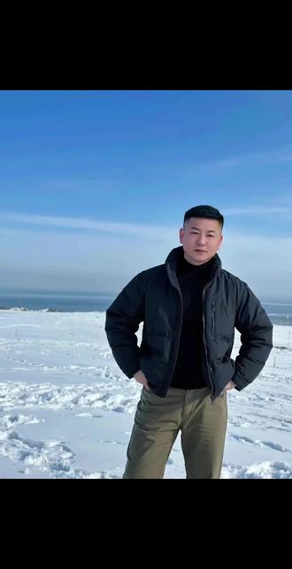 吾生于耕农之家,落地时天无异象,相貌平平,亦不聪慧,父母识字略过百,家有寒舍几间,非书香门第,几亩薄田刨食得以苟活幸存,承蒙上天垂青,父爱母恩,方能蜷缩在这万丈红尘之中,战战兢兢,如履薄冰,十年学堂,混至初本,未建盖世功勋,他乡漂泊数年,遇良人如斯,遇恶人如虎,尝人间疾苦,品百般滋味,虽命比纸薄,但心恨天高,匍匐人间,百折不挠,隐于尘世,偶得逍遥,学富虽无五车,却喜武文弄墨,居于市井,窥探庙堂,偶尔故作高深,装模做样,做好人不能有始有终,做坏人不敢彻底放纵,见庙烧香,遇佛就拜,酒肉均沾,放生时慈悲为怀,杀生时手起刀落,即辜负了观音,也辜负了如来,年华虚度,常思过往,愧疚为人子,未尽人子之孝,让父母安心,自责为人父,未担起父之责任,昨日种种,皆成今我,今借此之机与君共勉之。#户外风景 #旅游留念