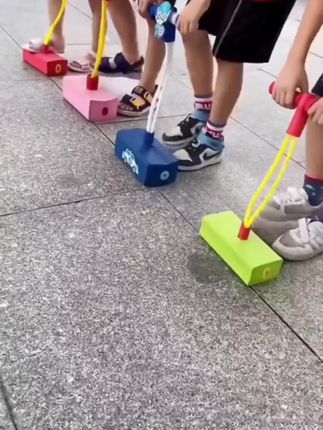 领孩子做运动锻炼身体,这个青蛙跳跳杆,能锻炼平衡感,每天跳一跳,室内室外好玩伴 #跳跳杆 #是时候安排一下了#儿童玩具 #亲子互动 #运动