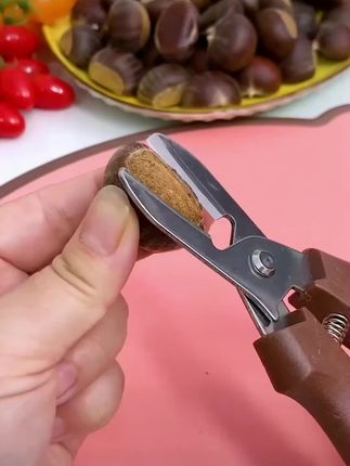 现在知道也不晚,原来剥栗子可以这么简单,多功能剪刀剥栗子神器。#真实生活分享计划 #剥板栗 #新农人计划 #剥栗子的正确方法