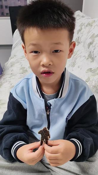 #奥特曼之书 #我的淘气男孩 在奥特曼的世界里,每个小朋友都是小小英雄。穿着他的“战袍”,准备拯救世界啦!#奥特曼迷#英雄梦#童年时光