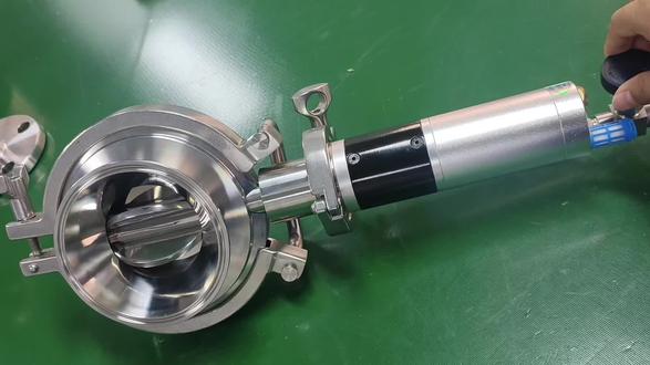 #粉体蝶阀#气动蝶阀#卫生级蝶阀#卫生级球阀#气动隔膜阀
粉体蝶阀工作原理、核心特点、维护要点”三大核心,融入关键技术参数与材质关键词,为您撰写精准详实的说明:
一、工作原理
粉体蝶阀是专为重力落料、气力输送场景设计的流量控制设备,核心由铝合金/不锈钢阀体、耐磨阀板、软性密封座及气动/电动执行器组成。其工作原理基于阀板90°旋转控制:通过执行器驱动阀轴,带动阀板在阀体内转动,全开时阀板与流道平行,粉体物料无阻碍通过;关闭时阀板与流道垂直,借助NBR/EPDM密封座与阀板的紧密贴合实现密封,可精准调节粉体流量或完全截流 。驱动方式支持气动(4-7bar压缩空气)、电动(4-20mA信号控制)或手动应急操作,适配不同工业自动化需求 。
二、核心特点
1. 耐磨抗冲刷:阀板采用304不锈钢、高分子耐磨材料或陶瓷增强合金,内衬钢芯结构,可抵御粉体颗粒的持续冲刷,延长使用寿命 ;
2. 高效密封:软性密封结构搭配高精度加工,密封等级达ANSI Class VI级,实现零泄漏或微泄漏,避免物料损失与环境污染;
3. 结构优势:阀体采用高压压铸铝合金,重量轻、结构紧凑,支持单/双法兰连接,安装于料斗、筒仓或输送管路便捷灵活 ;
4. 快速响应:气动执行器启闭时间≤3秒,输出扭矩10-8000N·m,满足粉体系统快速截流需求,电动型调节精度可达±1% ;
5. 工况适配:适用温度-40℃~600℃(依密封材质),公称通径DN50-DN4000,公称压力PN0.2-2.5MPa,兼容水泥、化工粉料、食品添加剂等多类介质 。
三、维护要点
1. 定期检查:每月清洁阀体流道与阀板残留粉体,检查密封座磨损情况,若出现变形、老化及时更换NBR/EPDM密封件;
2. 执行器维护:气动型需定期排放气源三联件积水,检查电磁阀、限位开关灵敏度;电动型校验电源稳定性与控制信号传输 ;
3. 润滑保养:每季度为阀轴轴承加注耐高温润滑脂,避免粉体颗粒侵入导致卡滞,确保90°旋转顺畅;
4. 特殊工况防护:高磨损介质场景优先选用陶瓷涂层阀板,腐蚀环境采用316L不锈钢阀体,防爆场合配置ExdIICT6认证执行器 ;
5. 应急处理:配备手动操作机构,故障时切换手动模式,避免管路堵塞,维护周期建议每6-12个月进行全面拆机检修。