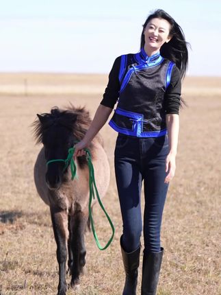 大草原统一的发型不是中分就是大背头#海拉尔野骑#海拉尔骑马