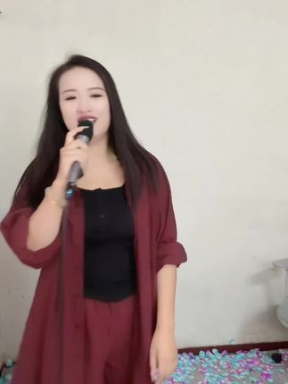 从前少年郎 如今鬓染霜 一肚子的酸甜苦辣我又能对谁讲 时光匆匆 又一秋……