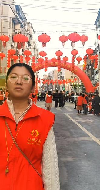 汉川2026年2月14号 汉川新春千架无人机烟花秀万众瞩目 盛大开幕 一场璀璨的烟火盛宴 不容错过辞旧迎新 金马送吉祥 虽然我没有看到烟花 但是被现场的氛围和喜庆所感染 好开心 就是好多人 好多人 找到了浓浓的年味!