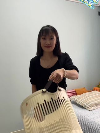 我终于找到了一个合适的脏衣篮了!以前我家用的那种脏衣篮很容易变形,而且只能放下一件衣服。这个就不会,它是大容量设计,可以放下很多件衣服,再也不用担心洗完澡后衣服没地方放的问题了。它不仅质量好,价格也很实惠,喜欢的朋友赶快下单吧!