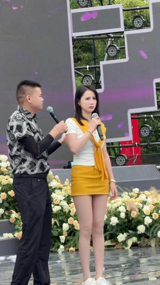 表妹和韦支书合唱情歌?#表妹李kk #韦支书 #叔卜跳活动