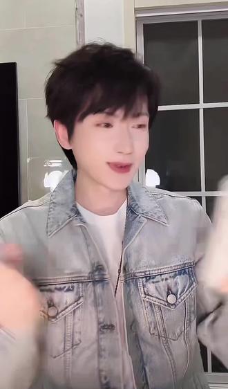 双向奔赴的意义就是彼此成就。
谢谢肖肖带给我们愉快的三天~
你也值得我们这么多小星河喜爱你@肖肖主持人
@云旗Yunqi @郝熠然
#肖肖主持人 #云旗郝熠然 #云熠cp #云熠99