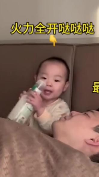 哈哈哈哈哈哈哈哈这一家人都太有意思了,酵母真的太可爱了!!!!#面剂子 #邪恶面剂子 #面粉儿 @贺喜喜(酵母) @拽爸吴喊喊(酵父) @拽爸吴喊喊(日常)
