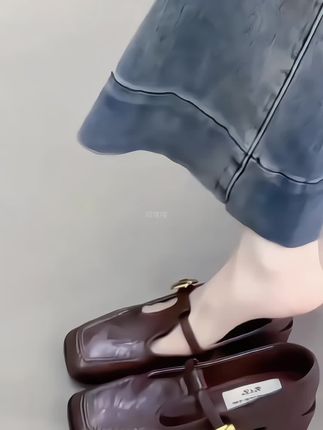 这双复古高跟玛丽珍鞋真的太绝了!春秋穿~👟搭扣设计超级方便穿脱,而且非常牢固不会掉跟,不管是逛街聚会还是上班通勤,都能轻松驾驭各种风格的穿搭,搭配连衣裙或是半身裙简直美炸了!快来挑选一双心仪的高跟鞋吧! #穿出高级感 #女鞋推荐 #好穿不累脚 #宝藏鞋子 #哎呦喂你鞋真好看
