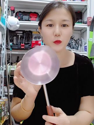 304不锈钢热油小锅,炝油泼油顺手,不锈钢材质,安全耐腐不易生锈,迷你容量适配家庭炝油、泼油、淋油等需求。长柄设计有效防烫,避免热油溅到手,握感舒适好操控。锅底均匀受热,倒油顺畅不挂油,无论是烹饪时浇淋酱汁,还是制作凉拌菜炝香调料,都是厨房好帮手!#304不锈钢热油小锅 #防烫长柄泼油锅 #迷你炝油神器 #厨房淋油小锅 #家用烧油专用锅
