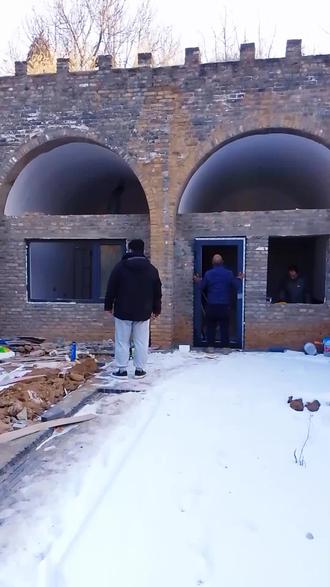 快来看,窑洞装门啦!
#乡野院子#农村小院#田园生活
@盛世邢台院子 @邢台院子 @邢台小院马姐