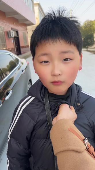 绝对服从女王陛下😂
##家庭日常 #弟弟 #方言 #抖音助手