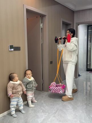 在家也要陪宝宝玩荡秋千哈哈哈不要总是抱着娃了,哄娃#宝宝玩具#儿童秋千#育儿经验分享#宝妈推荐#哄娃神器