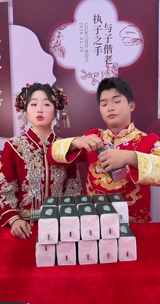 黑总还给小强夫妇当助播了
昨天刚办完婚礼,今天立马开播给大家发喜糖啦~熟悉的黑总惊喜现身当助播,一路见证小强夫妇的不易,特意来助阵超暖心!满满正能量,沾沾新人喜气,也祝黑总万事顺意,直播间的家人们都好运连连~#黑总 #小强夫妇 #新婚快乐百年好合 #年货节