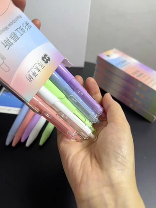 开学了我可不去文具店当大冤种,这个价到手6盒到手整整30支,够你造一个学期了,0.5mm笔芯书写顺滑不晕染,关键现在价格划算,刷到了就快整!#刷题笔 #中性笔 #学生党必备 #巨巨巨巨超值 #学生党好物推荐