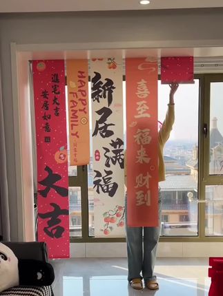 #乔迁饰品 #乔迁之喜 #乔迁条幅挂布 #乔迁大吉 #乔迁倒计时条幅挂上去了满满的仪式感,一下子氛围感就上来了,整个客厅都好看多了!配上鲜花,非常喜庆!