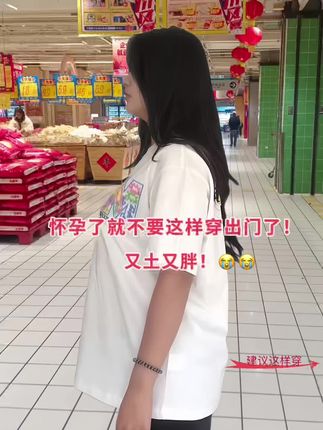 孕期OOTD|时尚与舒适并存!,格子无袖上衣➕黑色花边短裤,一套上身减龄又俏皮,版型完美遮住孕肚,真的谁穿谁好看~怀孕也可以拥有少女感!#孕期穿搭 #一个身体两个心跳 #时尚孕妇装 #谁穿谁好看 #孕妇夏季穿搭