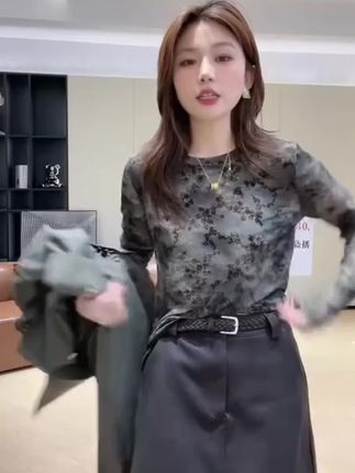 #2025早秋新款韩版小众轻奢打底长袖扎染上衣气质显瘦百搭短裙套装#长袖打底衫#半身短裙#套装两件套#早秋新款