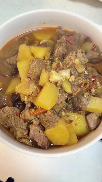 #家常美食 #分享家乡美食 #土豆烧牛肉做法 经济实惠的家常菜,土豆烧牛肉,跟着我这样做,饭可以多吃两碗嘎嘎香
