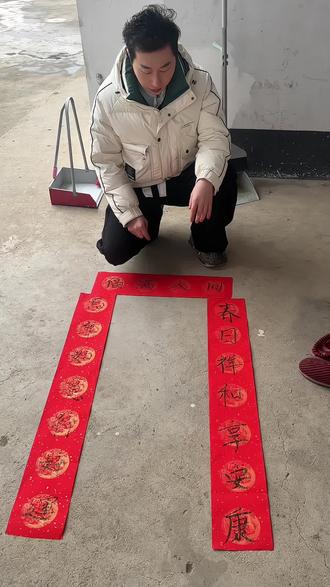 女儿没学过书法。突然间想写副春联。感觉祖坟冒青烟了#祖坟冒青烟 #阜阳方言搞笑配音 #春节习俗 #传统文化传承 #农村生活记录 @韩诺造型(天瑞名城店)官方号 @阜阳韩诺烫发冠军洋洋