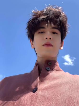 15岁 我的择偶标准逐渐清晰起来 我喜欢心思细腻 有教养的人 有些慢热 有些内向外冷内热 但 对所有人都显温柔的性格 偶尔也会说风趣的话 逗大家开心的人喜欢小动物 喜欢偶尔可以创造小惊喜的 喜欢浪漫的人
我喜欢有强大内核 有自己艺术追求的人 敏感温和 柔软又聪明 同时他意志坚定 也有责任感 会在脆弱时流下眼泪 也会在我需要它时递给我厚实的肩膀 我喜欢大部分时候都保持冷静的人 不会位于突发状况感到惊慌 可以淡定地替人处理掉麻烦 笑起来的时候眼睛弯弯的 嘴巴像Typec接口一样的人
我喜欢对生活有自己的态度和见解的人 生活上慢慢悠悠 可是工作总是认真专注 有自己的热爱 可以游刃有余的做自己 不曾尝试过的东西 有独特的思维方式 人群中最可靠的人。
我喜欢温柔 有耐心 经常碎碎念的引导型恋人 还好真的有这样的人。#张凌赫