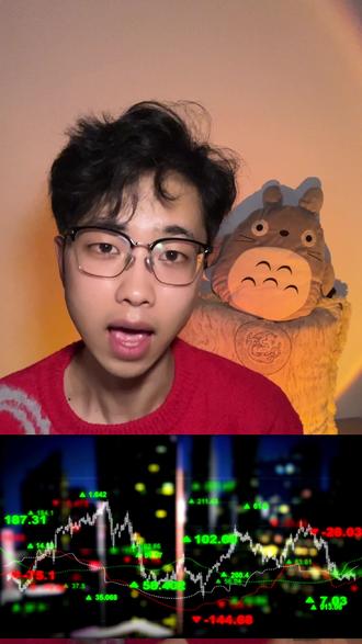 第四集:春晚定Ai股风向,看完2026年全年a股主线_少亏一年
前面三条讲透了AI,
今天直接给你2026年A股全年主线预判。
全是干货,建议立刻点赞收藏,
今年炒股不迷路。
投资有风险,入市需谨慎
今年市场,记住一句话:
不炒小炒差,只做政策+产业双确定。
第一条,AI+具身智能+机器人
春晚已经把信号打满,
从概念走向落地,
全年反复有行情。
第二条,算力与硬核科技
不管AI怎么发展,
算力就是底层基建,
是科技行情的压舱石。
第三条,科创制造+产业升级
高端制造、工业升级、新材料,
政策支持、业绩能兑现,
走的是长牛逻辑。
第四条,内需复苏+消费升级
经济回暖,消费必动,
稳增长、稳预期,
防守进攻两相宜。
最后给所有散户一句忠告:
一年做对1-2条主线,足够了。
不要天天追热点,
守对方向,比努力更重要。
2026年,
政策有方向,产业有逻辑,
跟着主线走,账户不用愁。
下期分享
新手散户最容易踩的5个致命坑。
#Ai #股票 #财经 #知识分享 #青年创作者成长计划