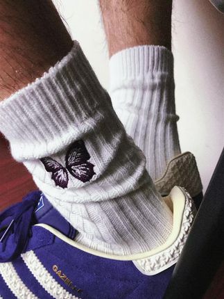 兄弟们 上新啦 男女同款情侣袜 刺绣紫蝴蝶粗针长袜 穿搭 点睛之笔 长袜一定是长袜 刺绣紫蝴蝶 精致轻薄不硌脚 粗针材质 质感满满 适配各种鞋子 搭配属性拉满 兄弟们 包帅的 闭眼入 #今天穿什么 #袜子穿搭 #多巴胺 #潮袜推荐 #ootd穿搭