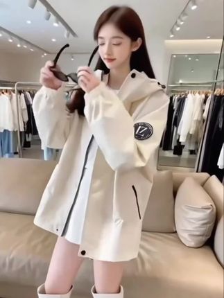 秋风吹来,姐妹们衣柜里怎么能少了这款连帽外套?瞧瞧这高级感满满的设计,温柔又百搭,无论是搭配简约的白t,还是时尚的小裙子,都能轻松拿捏时尚感。宽松休闲的版型,袖口的褶皱设计,不仅增加了层次感,还能有效防风保暖,细节感直接拉满。衣服上的黑色装饰条巧妙的打破了纯色的单调,让整体造型更具潮流感。还有手臂上独特的圆形贴标,个性十足,瞬间提升了外套的时尚度。而且它的材质超棒,防风又耐磨,无论是日常通勤逛街还是户外出行,这件外套都能完美适配。连帽设计更是贴心,遇到刮风下雨,随时为你遮风挡雨。姐妹们们别犹豫了,赶紧入手这件时尚又实用的外套,让自己在这个季节美出新高度。数量有限,先到先得哦!