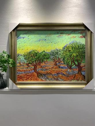 梵高的情感寄托《橄榄树》
印象斑斓油画工作室临摹的油画作品《橄榄树》,画家用画笔和颜料还原梵高当年在画布上跃动的生命。
《橄榄树》(Olive Trees)是荷兰画家文森特·梵高于1889年在法国圣雷米创作的作品。画面以浓烈的色彩与富有节奏感的笔触表现普罗旺斯乡间的橄榄树林。金黄色的天空与绿色的树冠形成强烈对比,地面流动的蓝紫与橙褐色交织,仿佛充满生命的律动。梵高在精神病疗养院期间常以自然景象寄托情感,他认为橄榄树象征坚韧与灵魂的安宁。这幅画展现了他内心与自然的深刻共鸣:风似乎在流动,光在跳跃,色彩在呼吸。它不仅是自然风景的再现,更是艺术家心灵的诗意表达。
#印象斑斓 #油画 #装饰画 #梵高