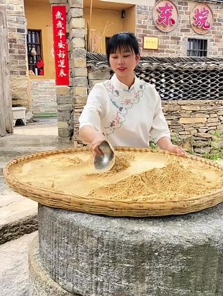 农家手工炸麦粉 儿时的记忆和味道不会随着时间而消失,追寻那味道,却只叹,找的不是它,而是那永远回不去的童年。#炸麦粉#儿时的味道#五谷杂粮粉 #农村美食#湖北特产