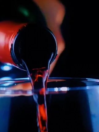 一口沦陷!这款玺君运蓝莓红酒,把夏夜的浪漫喝进心里 当蓝莓的清甜撞上红酒的醇厚,便有了这款让人惊艳的蓝莓红酒。精选当季饱满蓝莓,经低温慢发酵锁住果肉精华,没有工业添加剂的束缚,每一口都是自然馈赠的纯粹。 倒入杯中,酒液呈透亮的深宝石红,轻晃杯壁,果香率先扑面而来——新鲜蓝莓的酸甜裹挟着淡淡的紫罗兰香气,入口丝滑不涩,单宁柔和得恰到好处,尾调还带着一丝蜂蜜的温润,从舌尖到喉咙都被温柔包裹。 无论是独自小酌配一部老电影,还是闺蜜聚会搭配芝士拼盘,它都能轻松hold住场面。低度数设计对新手超友好,微醺不醉人,刚好能卸下一整天的疲惫。现在入手,还能解锁专属礼盒包装,自留或送礼都尽显格调,把这份舌尖上的浪漫带回家吧!#玺君运#微熏时刻#红酒#故事#品质生活