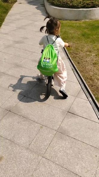 一瞬间就变成了小大人了,她给外婆说她是大姐姐了,