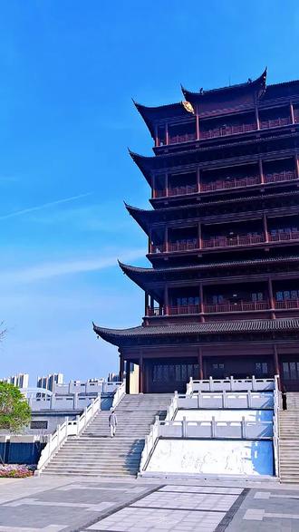 孝感文昌阁:四百年文脉,今朝新地标
孝感文昌阁,始建于明万历二十九年(1601年),由知县彭同魁主持修建,距今已有四百余年历史,自古便与黄鹤楼遥相呼应,享有“南楼北阁”的美誉 。
四百余年间,文昌阁历经四毁五建,命运坎坷:明末毁于战火,清代重建后又屡遭兵燹,1977年因白蚁侵蚀严重倒塌 。2026年,文昌阁于老澴河畔原址第五次重建落成,正式对外开放,成为孝感城市文化新地标 。
新阁延续明清建筑风貌,高约39米,共五层,覆以三色琉璃瓦,飞檐翘角,悬紫铜风铃,阁顶文笔峰直指蓝天,古韵盎然 。内部系统展示孝感科举文化、名人事迹与艺术瑰宝,既是赓续历史文脉的文化殿堂,也是市民游客打卡观光的网红胜地,更是孝感对外展示城市形象的文化名片 。