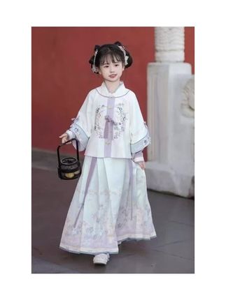 这套#汉服女童长袖套装 是#2025年的新款,设计灵感来源于#古代的马面裙,穿上它仿佛让你家的宝贝穿越回了古代,感受一下古人的审美和智慧。它的#面料柔软舒适,#非常适合小孩子穿,而且它的价格也很实惠,喜欢的朋友不要错过了,快来点击链接购买吧!