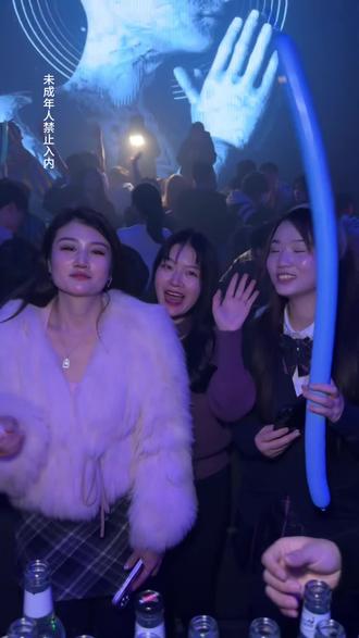 这才是夜生活的正确打开方式 #酒吧 #夜生活开始了 #嗨翻全场 #放松解压好去处 #蹦迪