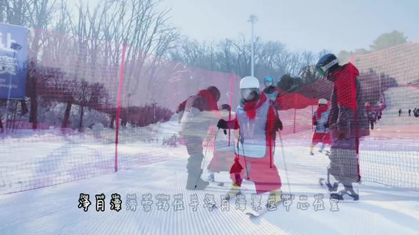 净月潭滑雪场攻略净月潭滑雪场位于净月潭景区中心位置
被誉为城市中的旅行滑雪场
在线上购买滑雪场套票
包含净月潭门票、初级雪道三小时、雪具
观光车票和雪服租赁需要额外自行购买
换票时间在八点半到两点间
换好卡后可以选择乘坐观光车到达滑雪场站
开车来的朋友也可以缴纳入园车辆费用开启自驾
只想体验滑雪的推荐从净月潭西门进入
离滑雪场更近
到达滑雪场后刷卡领雪具即开始计时
建议在入场前穿好雪服护具
节省时间
场内有三条初级雪道,一条越野雪道
一条中级雪道
还设有滑雪速成学校、青少年冬令营
是初学者的最佳选择之一
早场营业时间为早上九点到下午四点
夜场营业时间是下午六点到晚九点
交通可乘坐轻轨三号线
滑雪场站是净月潭西门
净月潭公园站是正门
公交有160路、102路、冰雪专线
和其他滑雪场相比
净月潭滑雪场门槛较低
价格优惠,出行距离也更近
适合学生、初学者入门体验
白天滑完雪后
还可以选择在净月潭观光浏览
体验国家级森林公园的别样冬季