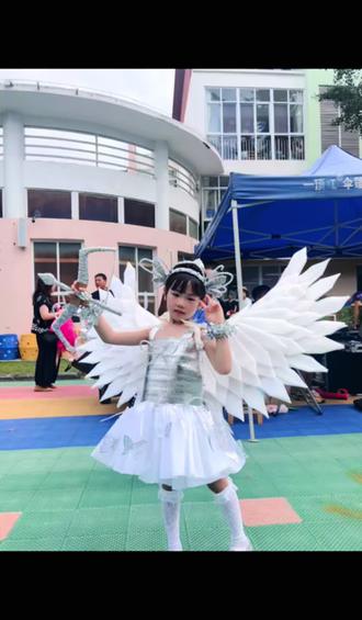 当我用保温材料给女儿做一件超美的裙子参加六一创意走秀😎 #六一服装秀 #环保服装 #创意手工 #保温材料 #翅膀